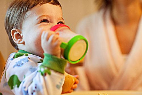 1岁后用奶瓶竟有这么多危害?4步让宝宝学会用