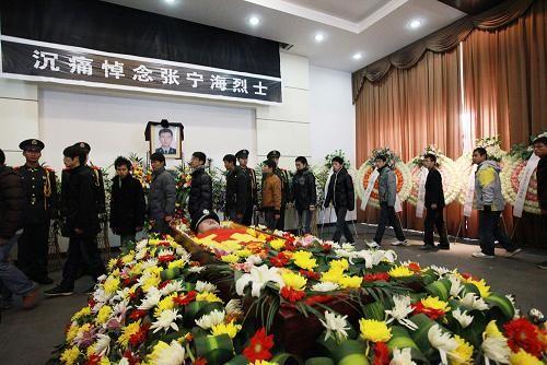 人民英雄张宁海葬礼年仅31,上千大学生悼念,去世前最后一句话感人