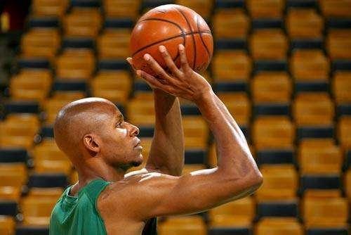 争议! 雷阿伦和库里谁更准? 看完他们的罚球命