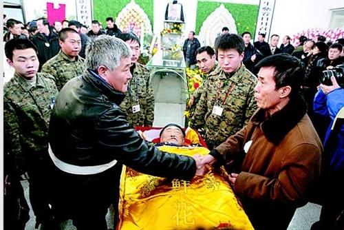 赵本山幼年没有父亲陪伴,依然不改孝心父亲去