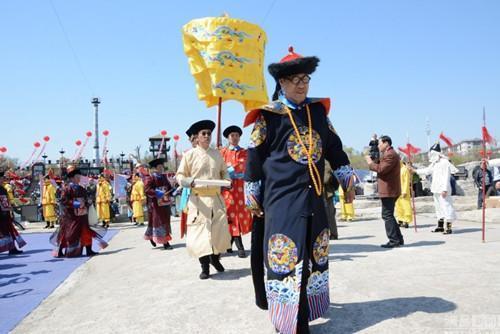 清朝皇室后人今何在? 乾隆后人身穿龙袍祭祖, 再现大清盛世场面