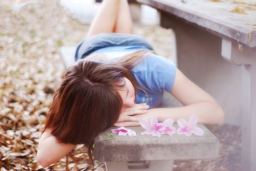 和闺蜜去逛街，遇见老公挽着情人，看清女人面目，我扇闺蜜一巴掌