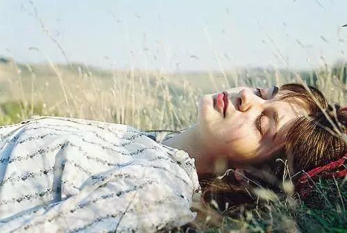 感觉无助心累的句子,句句戳心,疼到窒息