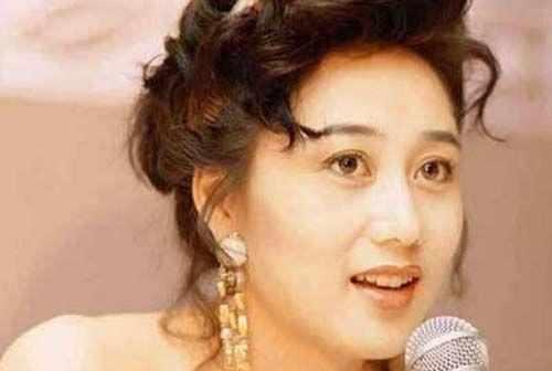 李连杰抛弃前妻选择利智，自称可放弃前程！看了利智年轻的照片，终于找到答案！