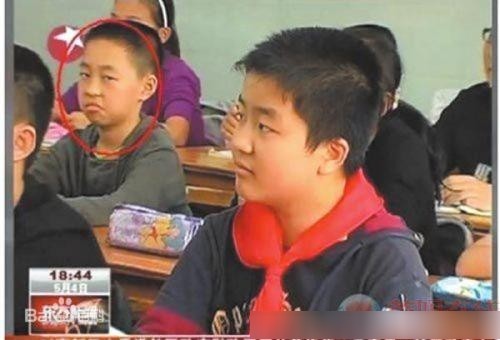他2岁看新闻7岁发表论文 是著名五道杠少年，高考477分考入名校