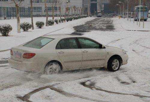 老司机告诉你冰雪路面怎么开车最安全！