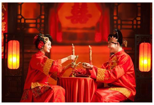 中国古代婚礼和现代婚礼相比，谁更恶俗无底线?