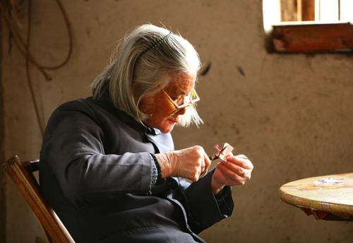 老人对待儿女偏心怎么办?