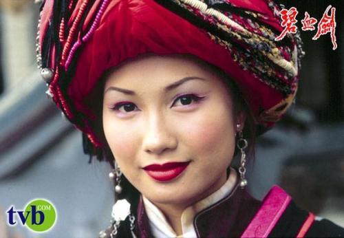 比如这位熟脸配角袁彩云,她在《碧血剑》中饰演的何铁手和《封神