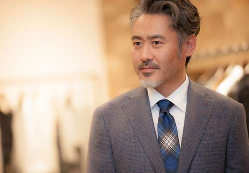 吴秀波家庭近照曝光，带妻子和两孩子一起出行，俩儿子长相帅气！