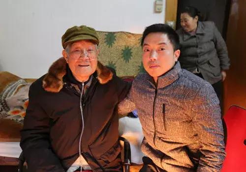 88岁老兵送锦旗感谢九江白水湖街道棚改项目