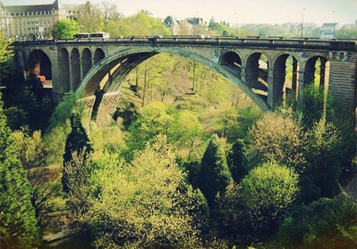 国民连中学都很难毕业, 但它是欧洲高度发达的