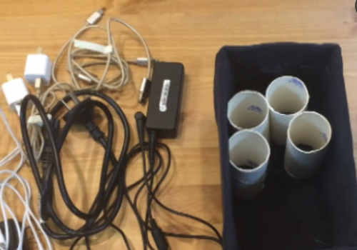 数据线乱乱缠一起?收纳有妙招,卷纸筒居然可以