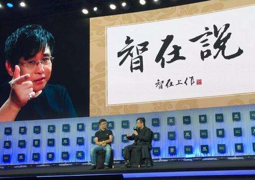 两个同是残疾人歌手, 一个转身成主持人, 另一个消失成老板