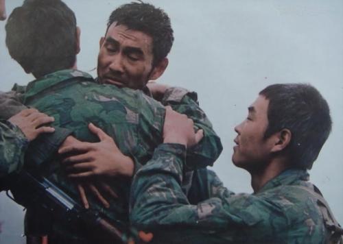 记得这位英雄吗? 阵亡后仍死死握手中红旗! 如今, 有人说他还活着