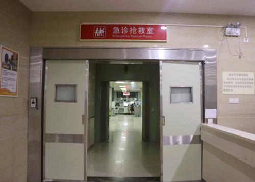 7个月宝宝呕吐不止,公公紧急送医抢救,妈妈说