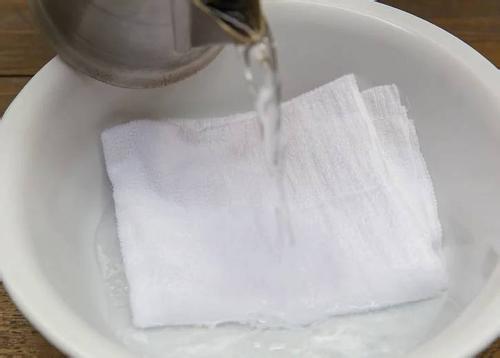 宝妈在家开奶疼的打滚 方法用错越揉母乳越少