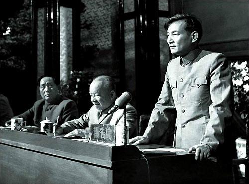 只有小学文凭, 入党五年就进入中央高层, 为何他能升迁这么快?