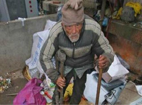 70岁乞丐捡到10万元钱物归原主时失主的做法居然改变了他的一生