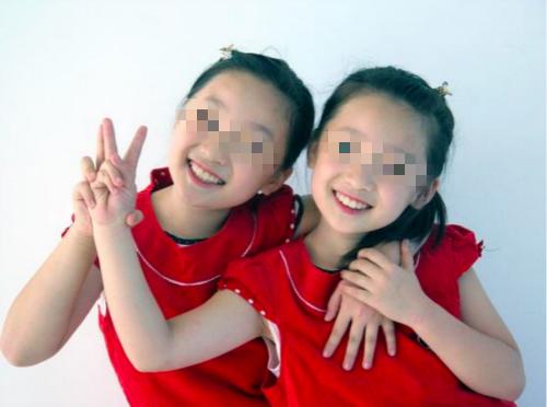 给双胞胎取名字太创意,上学常被同学笑话,就