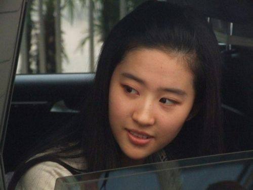 女星出街都爱素颜？敢出门就要敢被拍，迪丽热巴变仨泳圈！