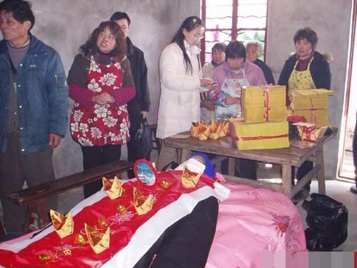 人死后为什么要穿寿衣?死者穿的寿衣还不能漏手?原来是这样!
