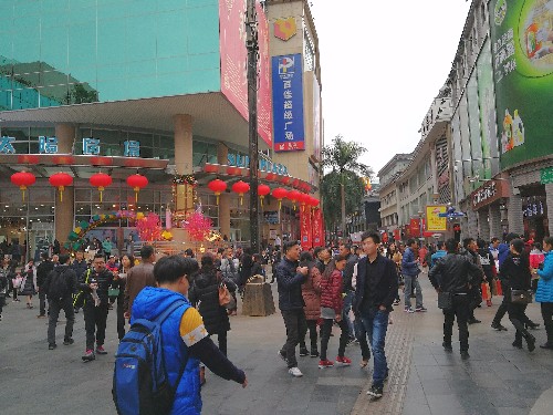 这里是深圳最大最繁华最古老的步行街,每天都