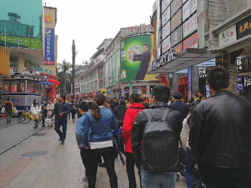 这里是深圳最大最繁华最古老的步行街,每天都