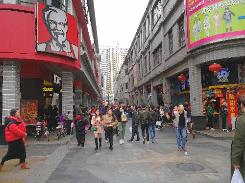 这里是深圳最大最繁华最古老的步行街,每天都