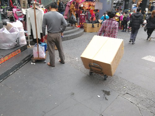 这里是深圳最大最繁华最古老的步行街,每天都