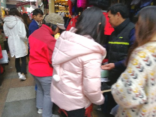 这里是深圳最大最繁华最古老的步行街,每天都