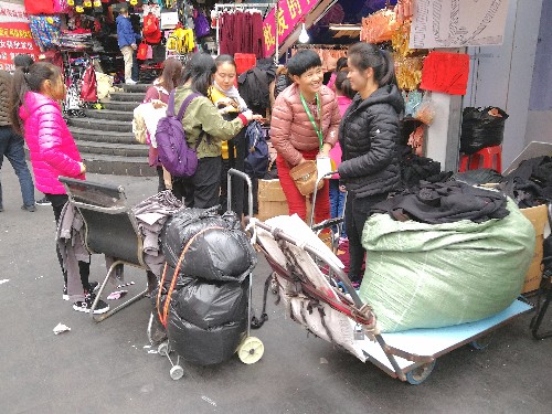 这里是深圳最大最繁华最古老的步行街,每天都