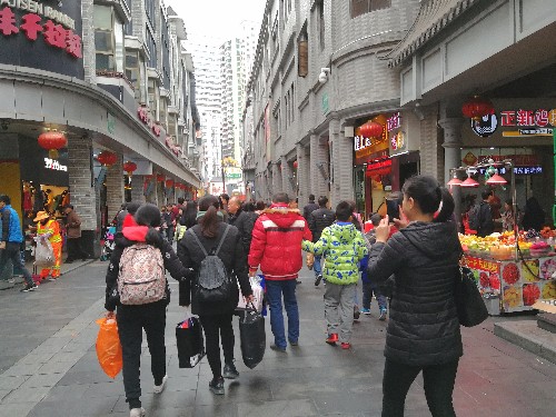 这里是深圳最大最繁华最古老的步行街,每天都