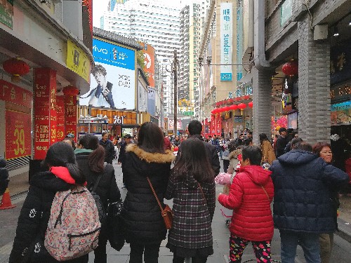 这里是深圳最大最繁华最古老的步行街,每天都