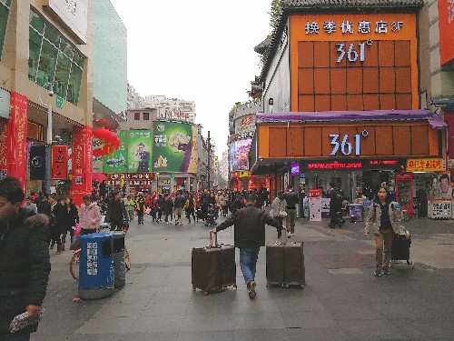 这里是深圳最大最繁华最古老的步行街,每天都