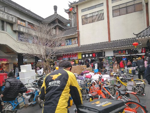 这里是深圳最大最繁华最古老的步行街,每天都