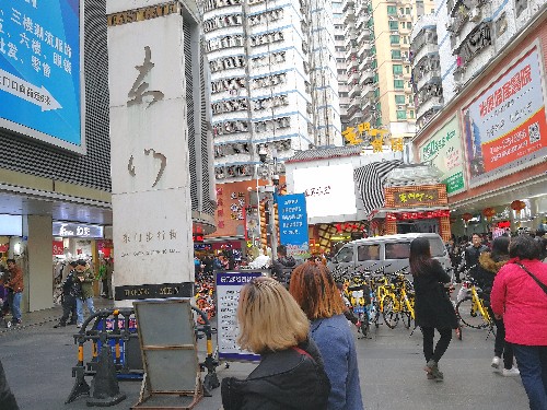 这里是深圳最大最繁华最古老的步行街,每天都