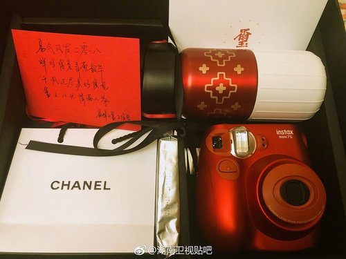 易烊千玺新年礼物太土豪,大牌化妆品加相机,还