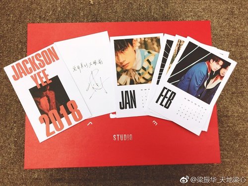 易烊千玺新年礼物太土豪,大牌化妆品加相机,还