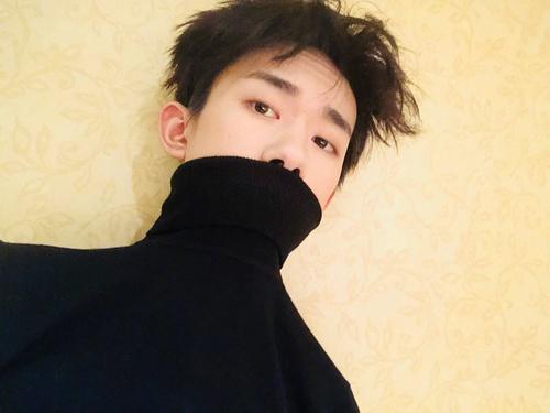 易烊千玺的ins自拍，素颜加前置苏到飞起，就是这黑眼圈太明显了