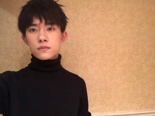 易烊千玺的ins自拍，素颜加前置苏到飞起，就是这黑眼圈太明显了