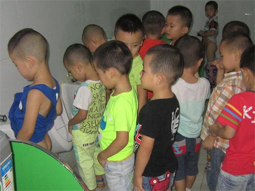 为什么大部分幼儿园厕所不分男女?出发点是好的,看了你就懂了