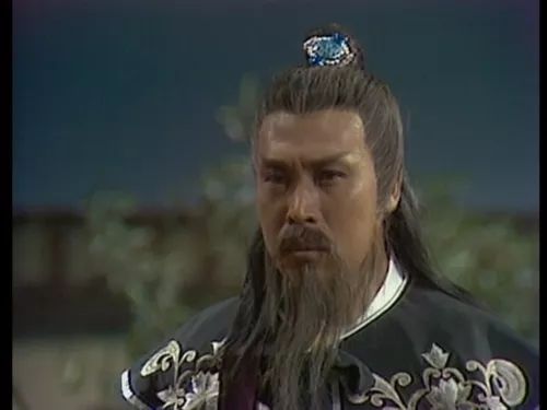 他是最传神的欧阳锋，43年演艺生涯甘当绿叶，如今隐居海外