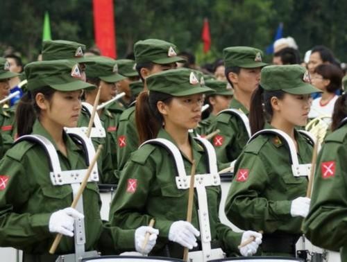 这里几乎都是汉族人民,说汉语穿汉服用人民币