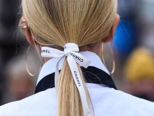 香奈儿包装上的丝带当发带竟这么惊艳!