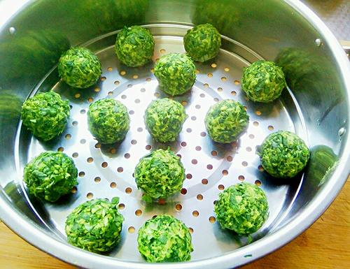 1苜蓿菜团子做法步骤详解白芝麻少许香油3滴生抽少许醋适量辣椒面少许