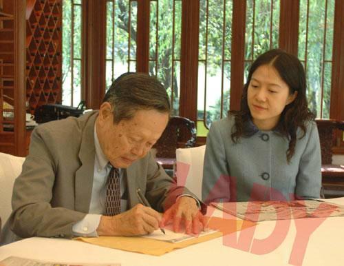 95岁杨振宁近照,妻子翁帆隐藏目的曝光,杨振宁对此表态