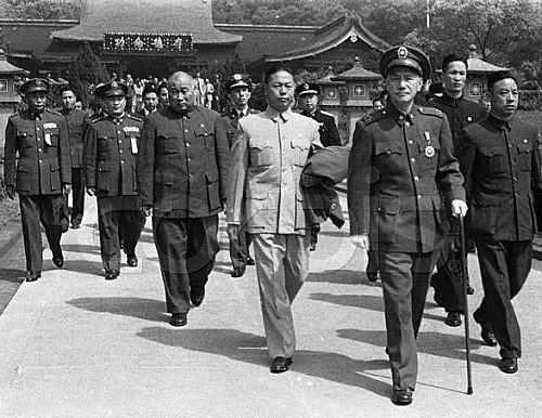 1949年，坐拥55万大军的傅作义，为什么要接受和平改编？