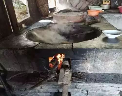 农村的土灶头，烧柴火煮饭的味道，你还记得吗?