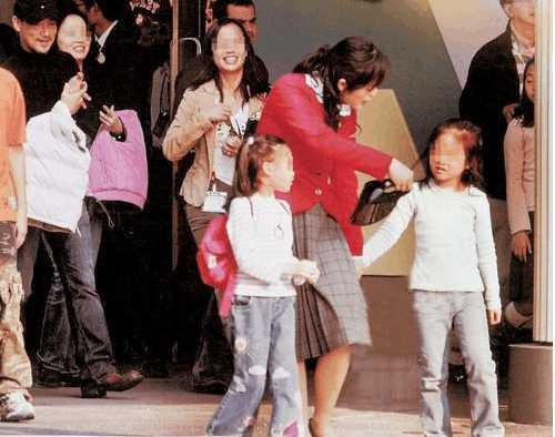 51岁罗美薇身材保养得这么好, 难怪歌神宠她20多年